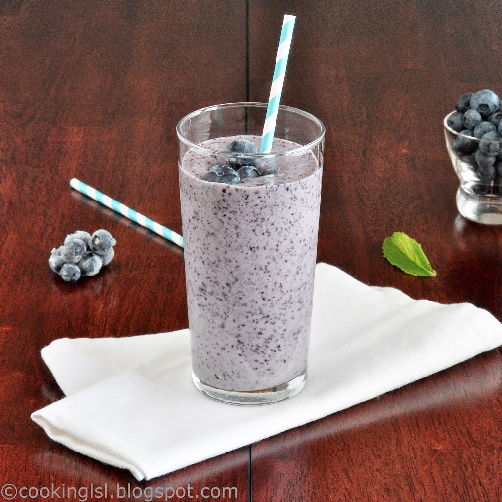 delicious-blueberry-smootie-avocado-creamy-antioxidant-milk-healthy-clean