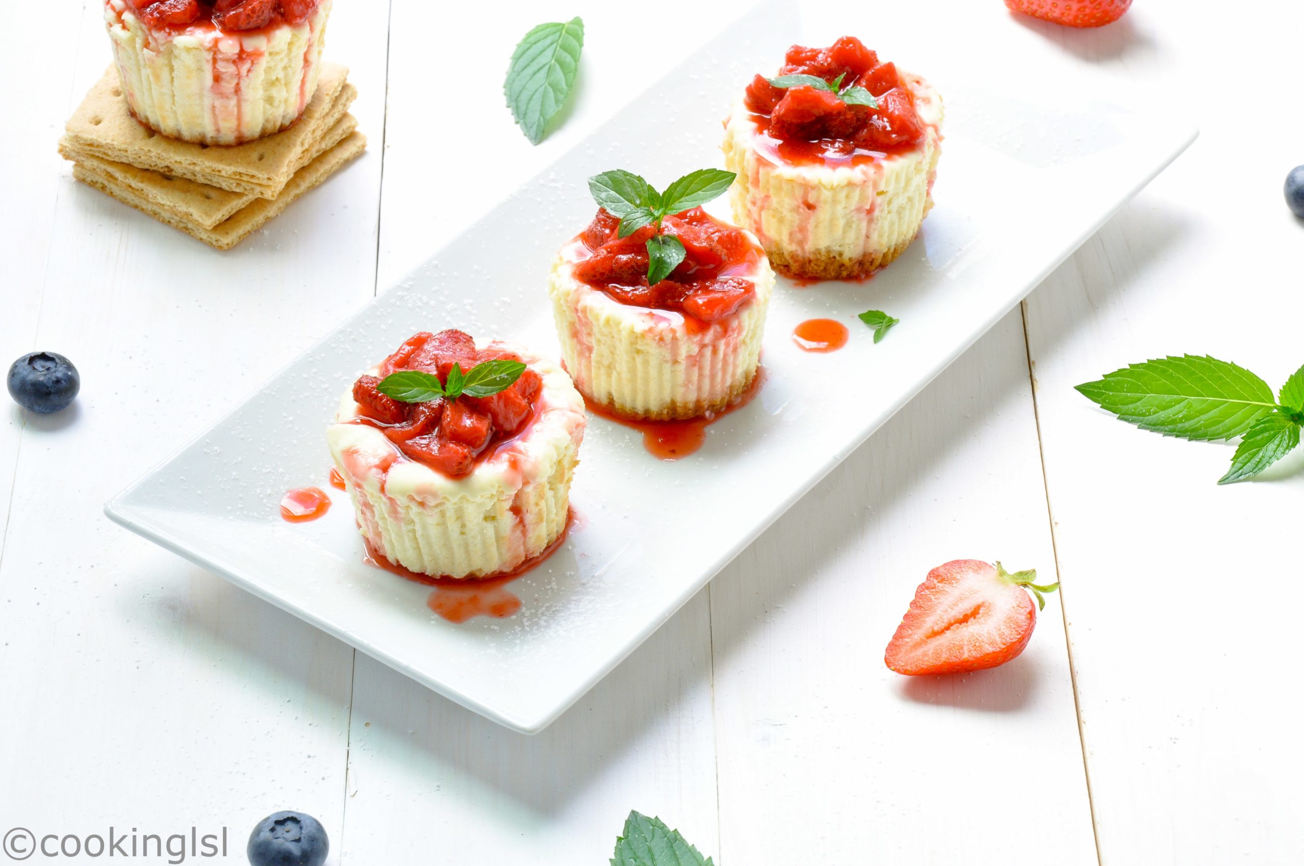 light-cheesecake-cupcakes-strawberry-topped-new-york-style-mini