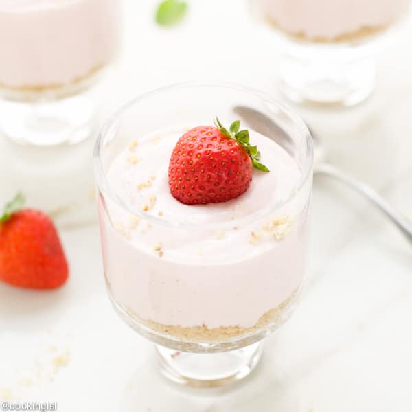 No-Bake-Light-Strawberry-Cheesecake-parfaits