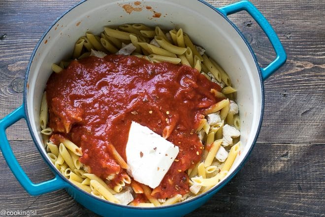 One-pot-creamy-tomato-chicken-spinach-pasta-with-Barilla-Pronto