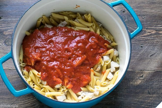 One-pot-creamy-tomato-chicken-spinach-pasta-with-Barilla-Pronto