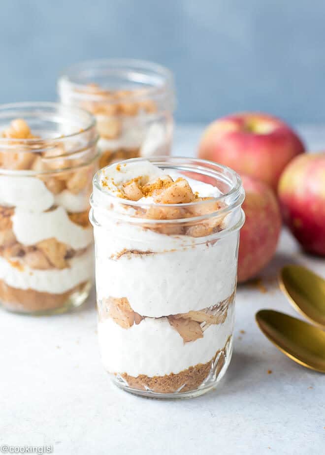 Healthy No Bake Apple Pie Cheesecake In A Jar Recipe. Jars filled with apple pie cheesecake parfait, healthy and with cinnamon apple piecesvand fresh toppings.