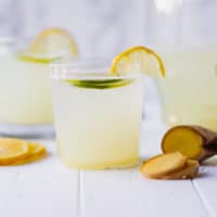 Sugar-Free Ginger Lemonade in a clear glass with lemon slice on the side