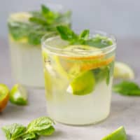 Kiwi mojitos with mint in glassses