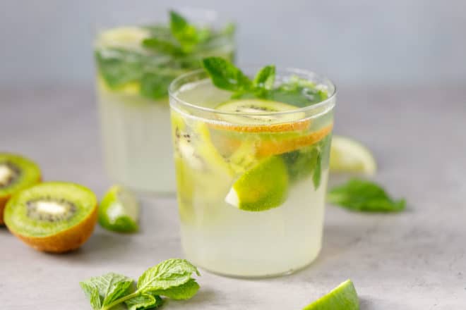 Kiwi mojitos with mint in glassses