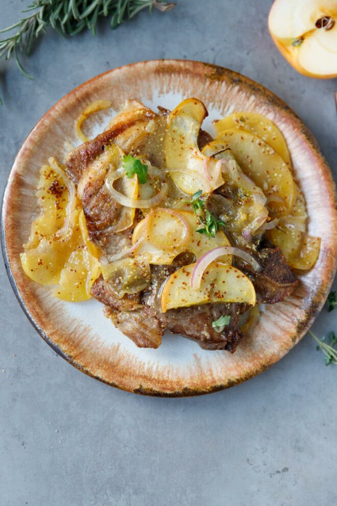 A plate with pork with apples