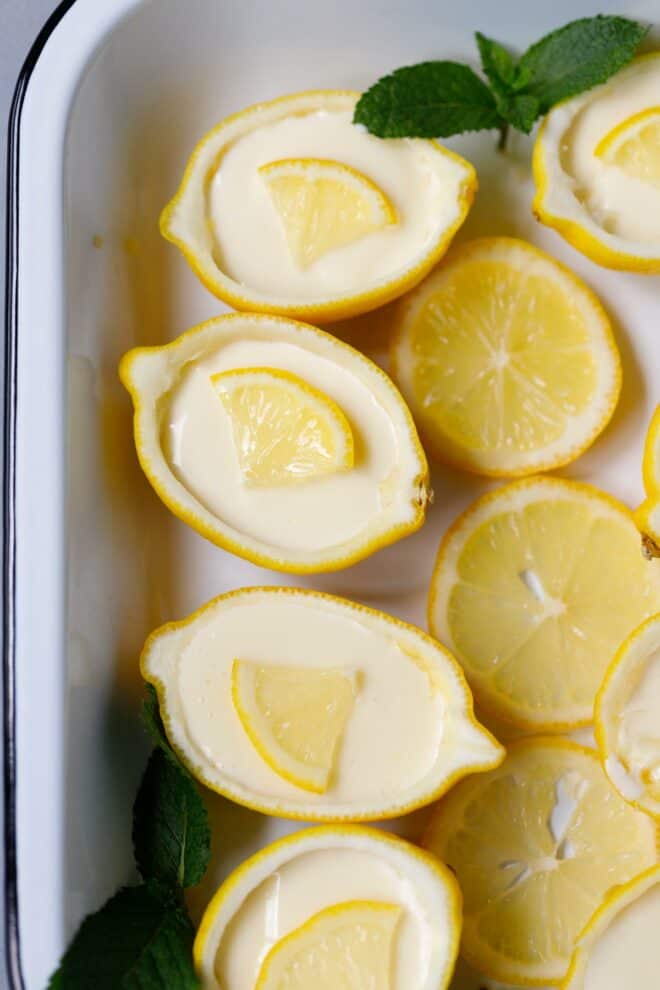 Postre Lemon Posset en taza de limón