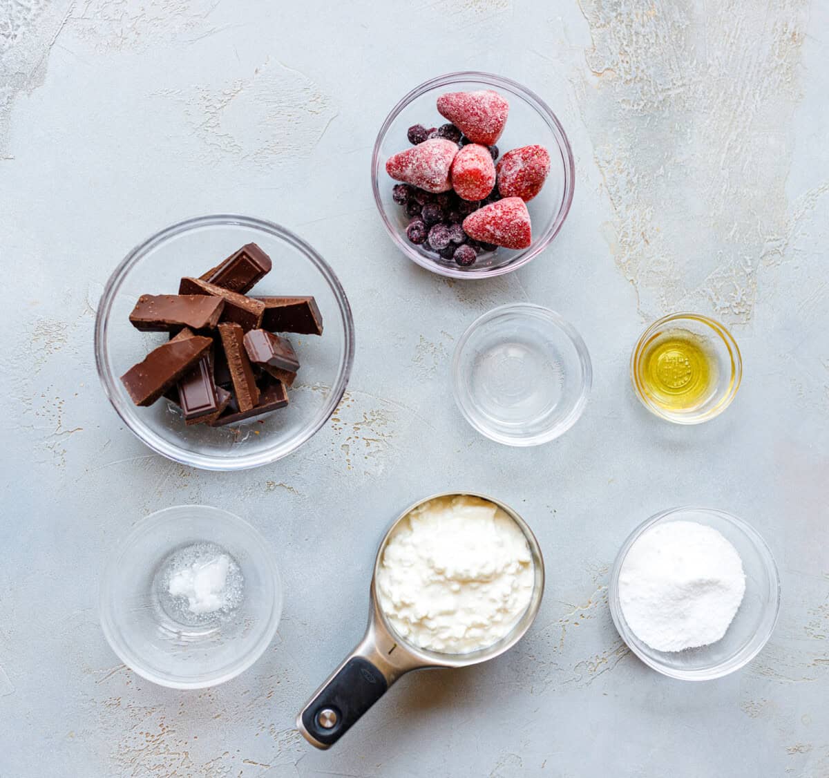 Ingredients for cottage cheese popsicles: dark chocolate, frozen berries, cottage cheese, allulose, coconut oil and lemon juice